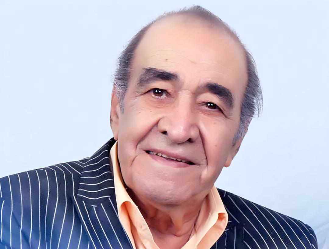ایرج خواجه امیری (Iraj Khajeh Amiri) با لبخند در نمای نزدیک