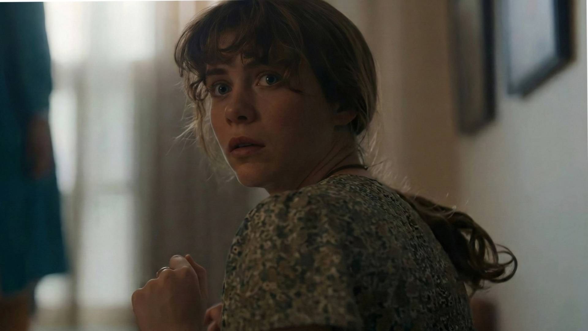 سوفیا لیلیس در نقش بورلی مارش در قسمت هشتم سریال It: Welcome to Derry را