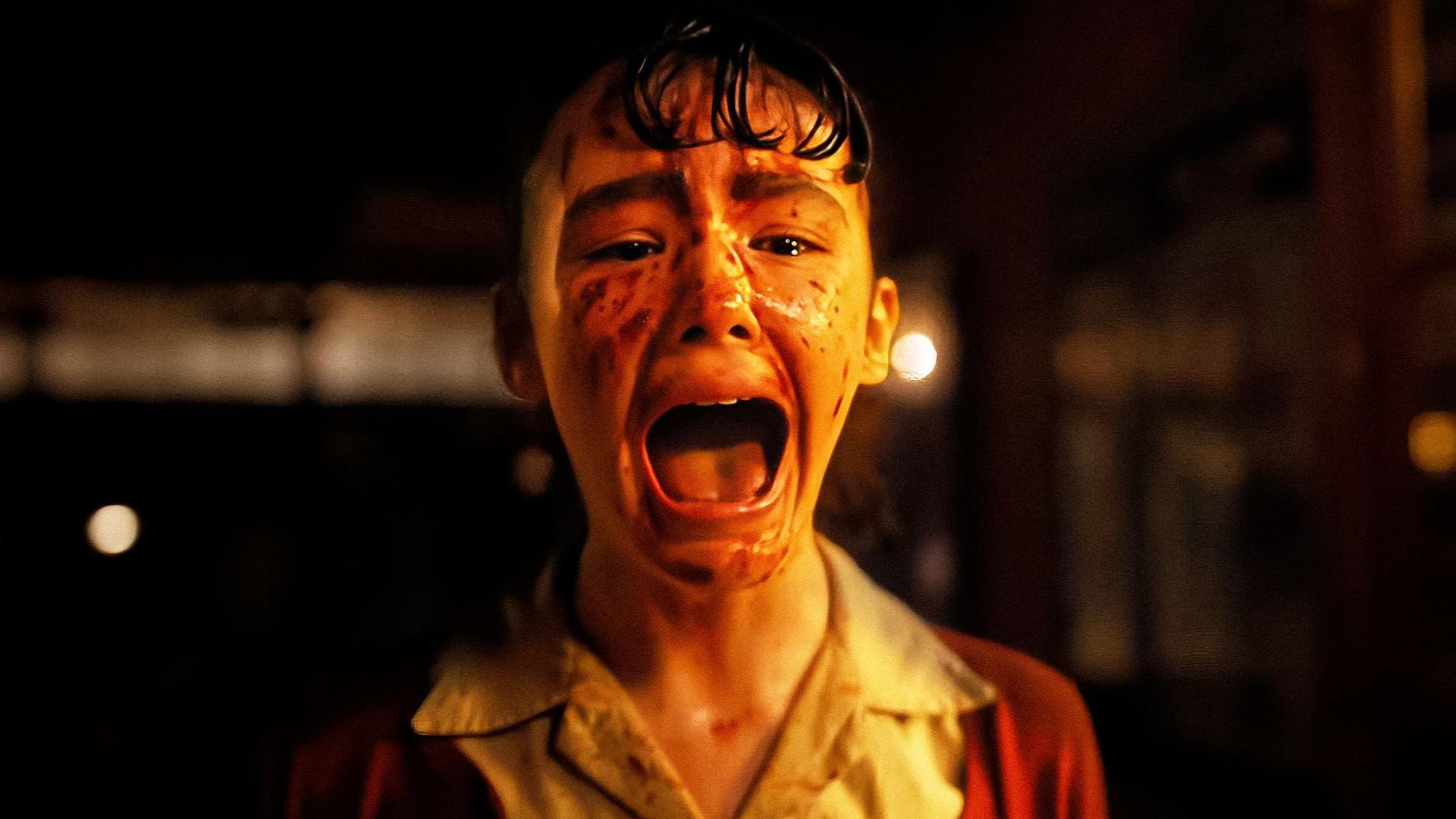 جیغ زدن دختر با صورت خونی در پایان قسمت اول سریال It: Welcome to Derry