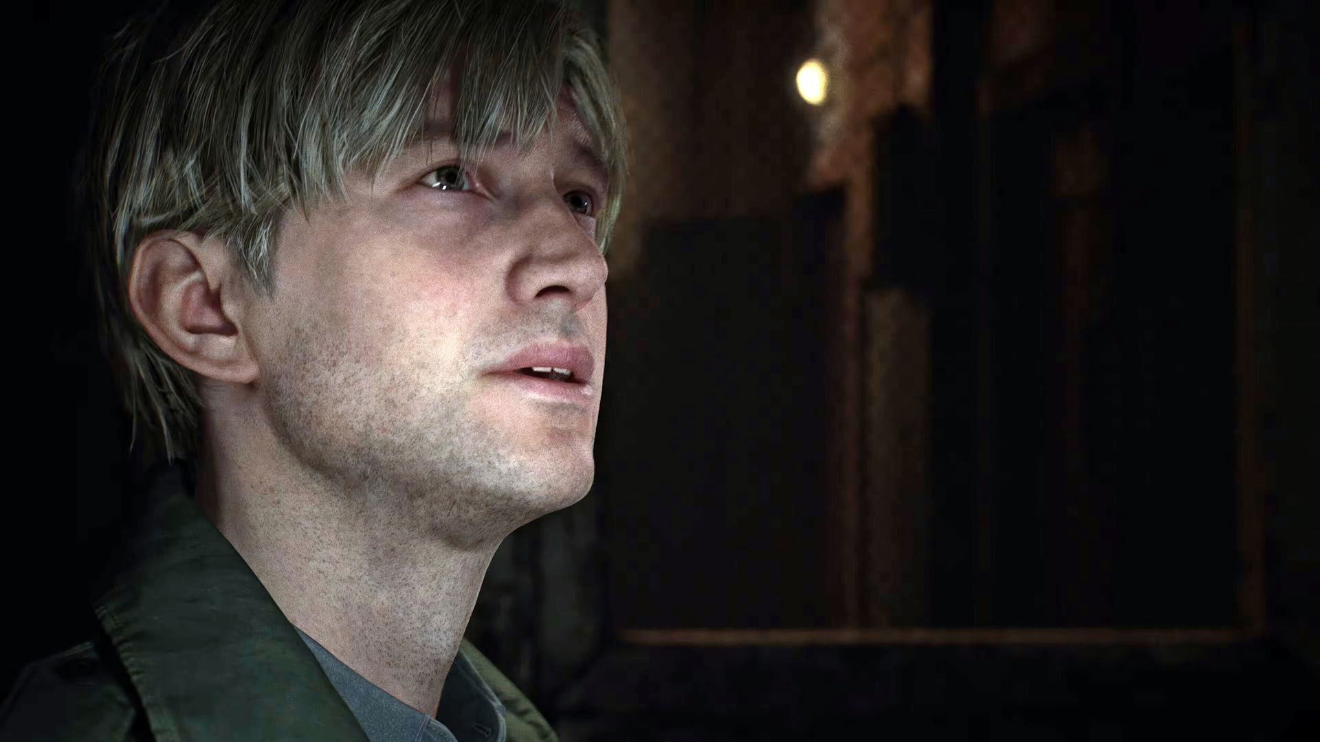 شخصیت اصلی بازی Silent Hill 2 در حال نگاه کردن به بالا