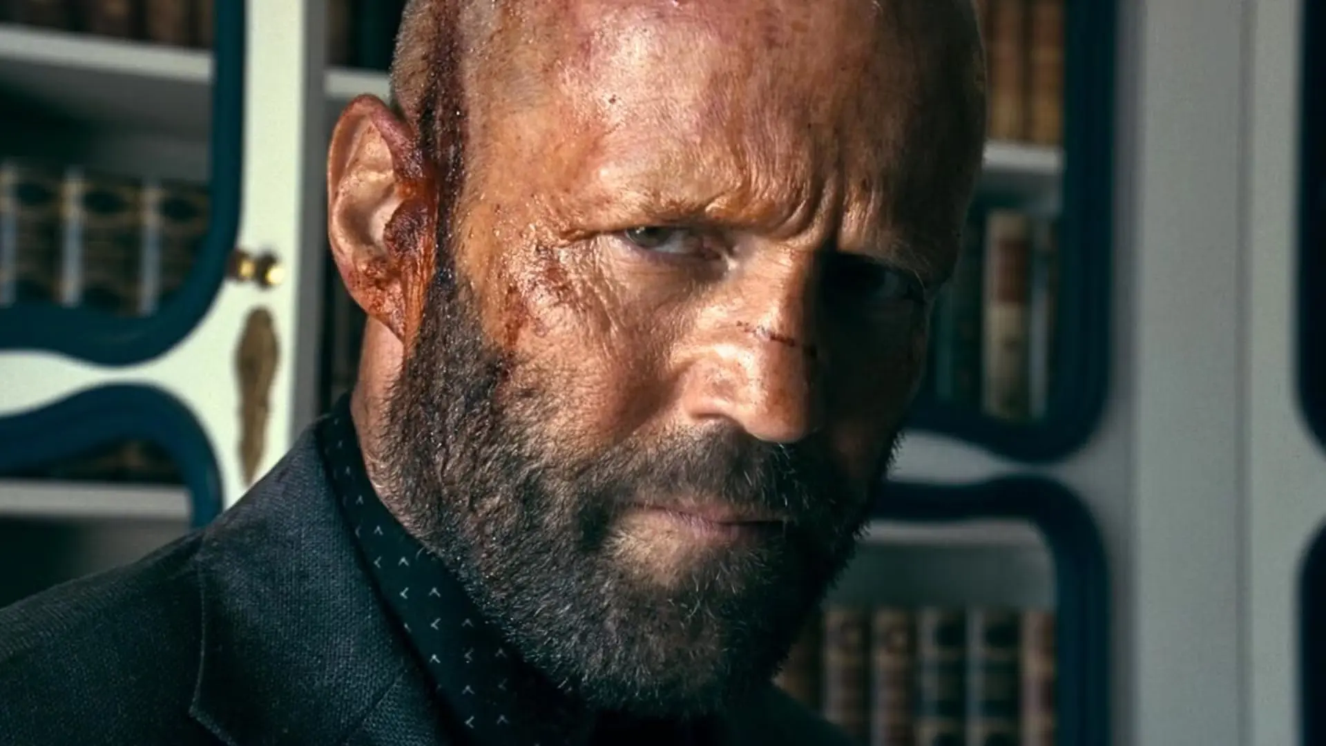 جیسون استاتهام (Jason Statham) با چهره‌ای زخمی در پوستر فیلم Beekeeper 2
