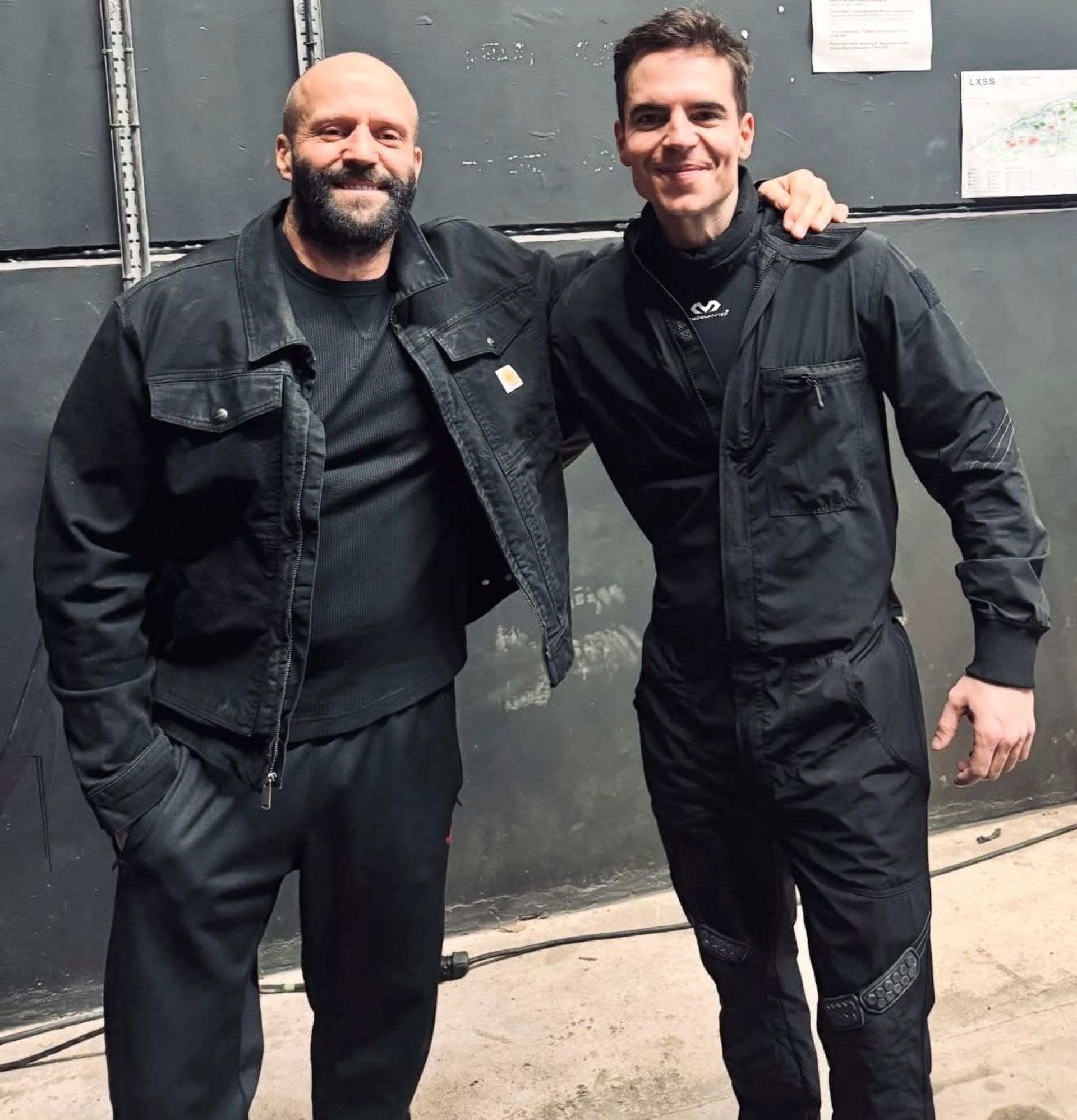 جیسون استاتهام و تام وان در پشت صحنه فیلم The Beekeeper 2