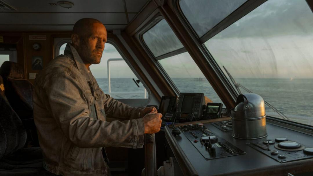 جیسون استاتهام (Jason Statham) در کابین فرمان کشتی در فیلم شورش (Mutiny)