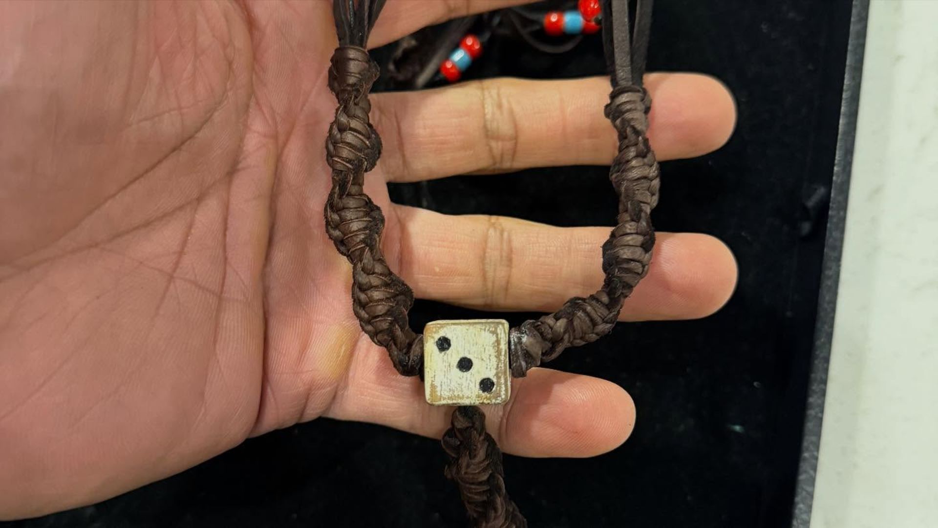 تاس دکتر بریواستون در گردنبند دواین جانسون در فیلم Jumanji 3