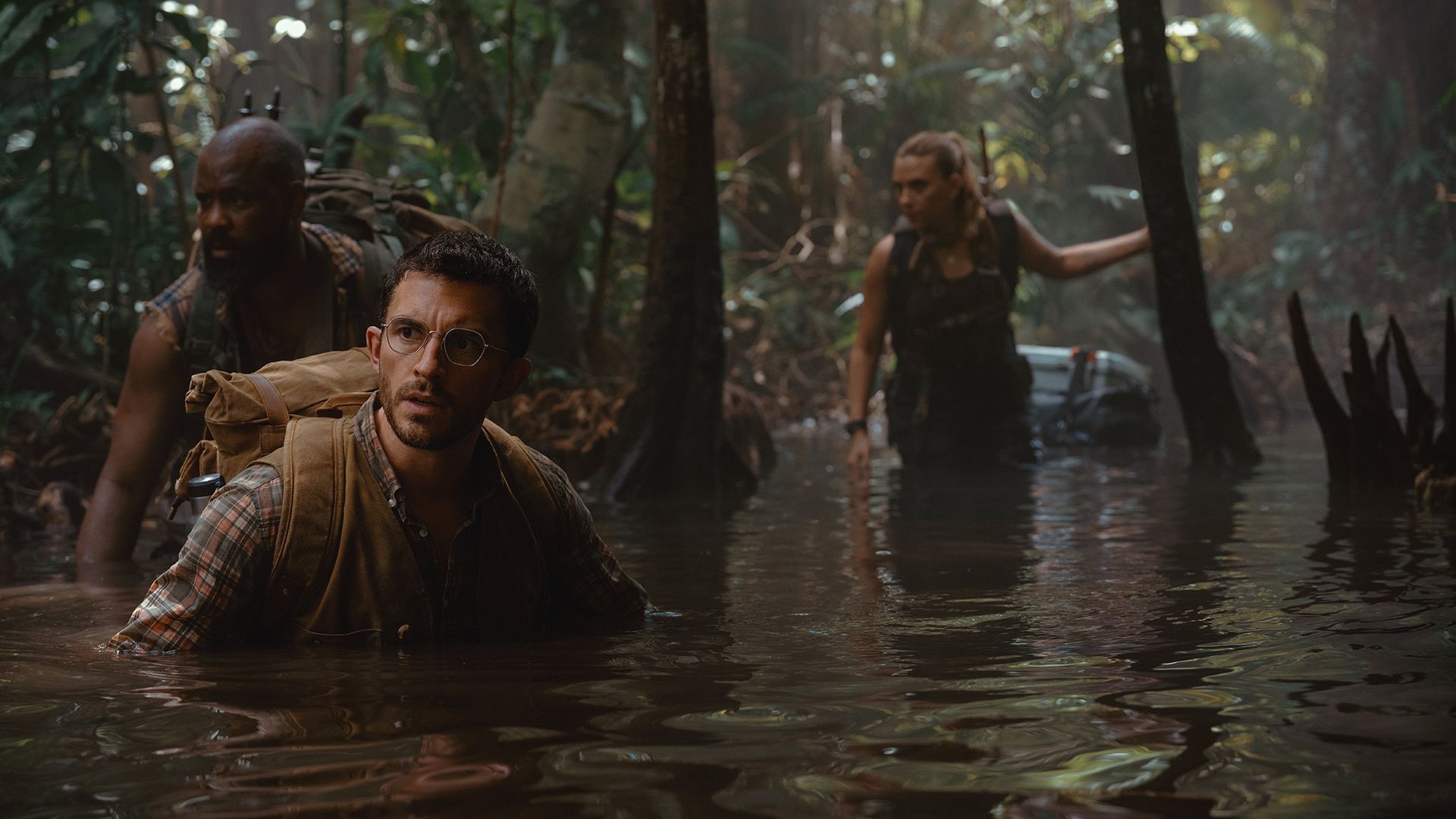 شخصیت‌ها در حال عبور از داخل رودخانه در فیلم Jurassic World Rebirth