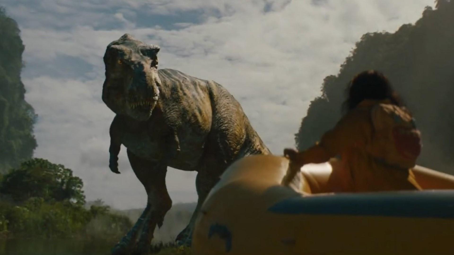 تی رکس در صحنه رودخانه فیلم Jurassic World Rebirth 