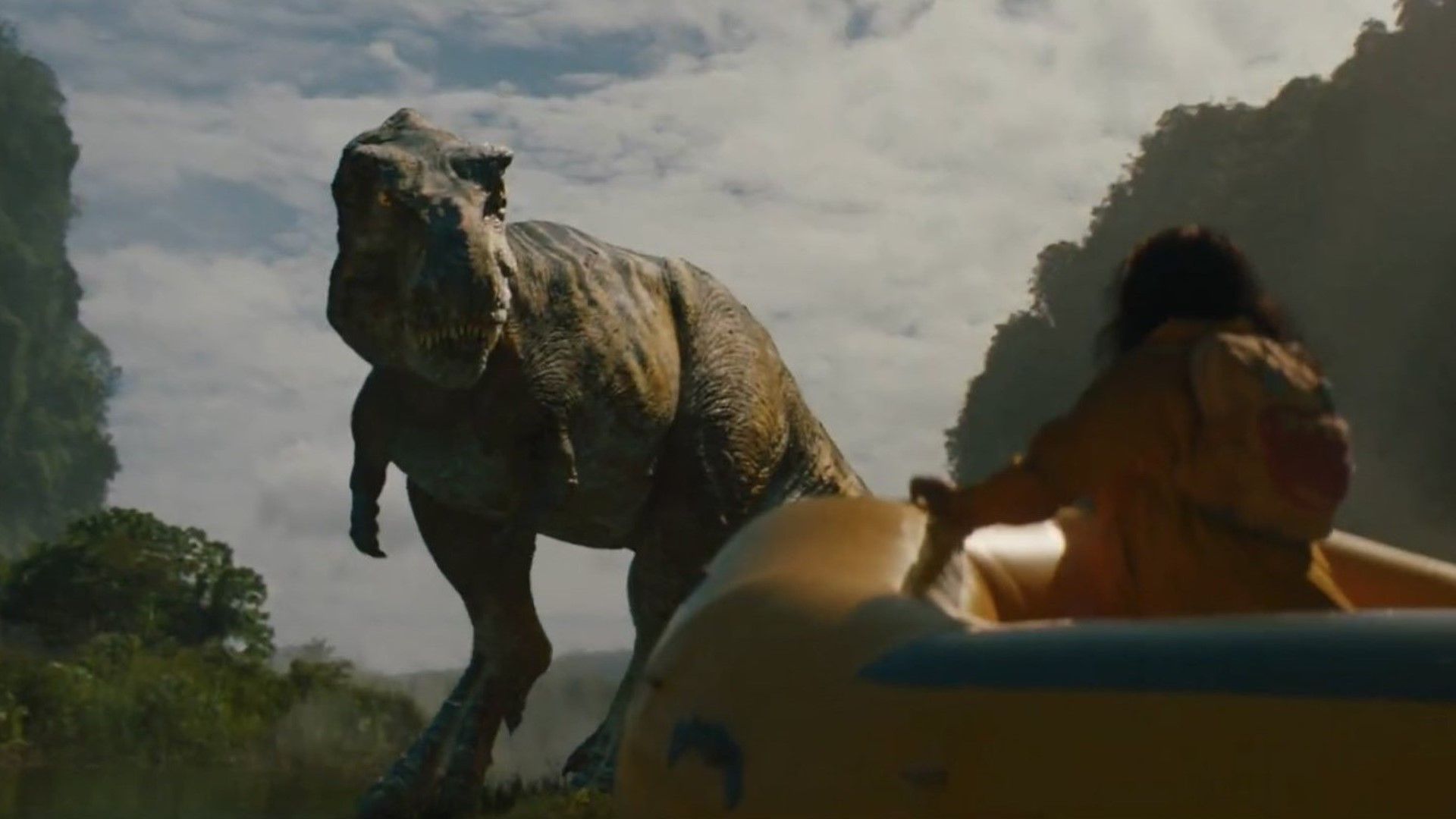 تی رکس در صحنه رودخانه فیلم Jurassic World Rebirth 