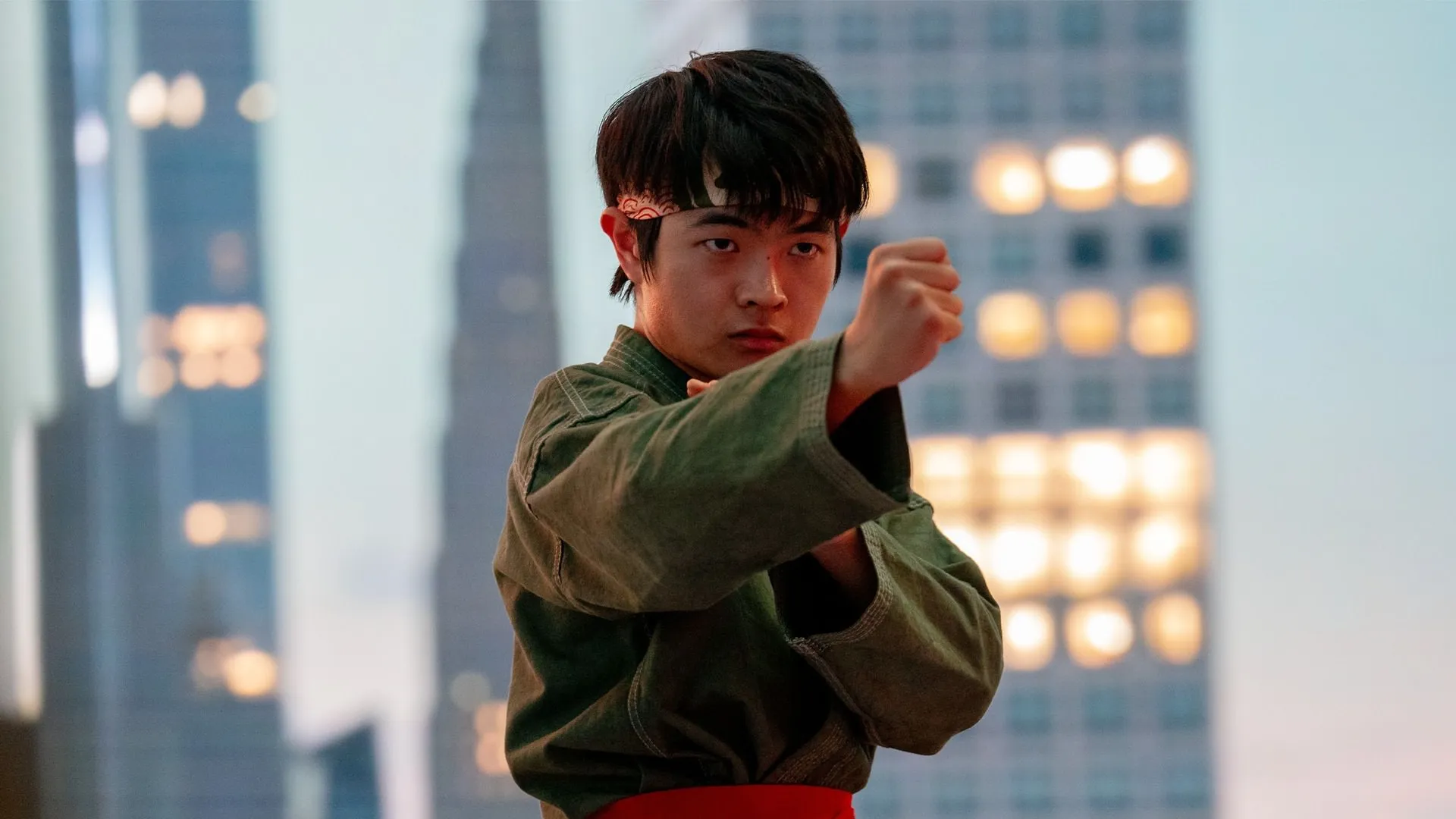لی در مسابقه پایانی فیلم Karate Kid: Legends