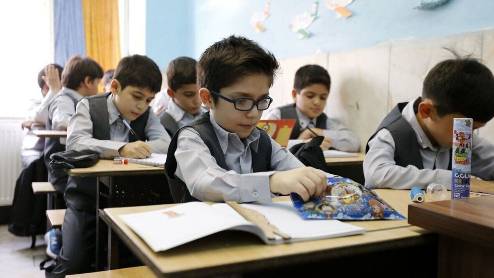 بچه ها در حال تحصیل در مدرسه