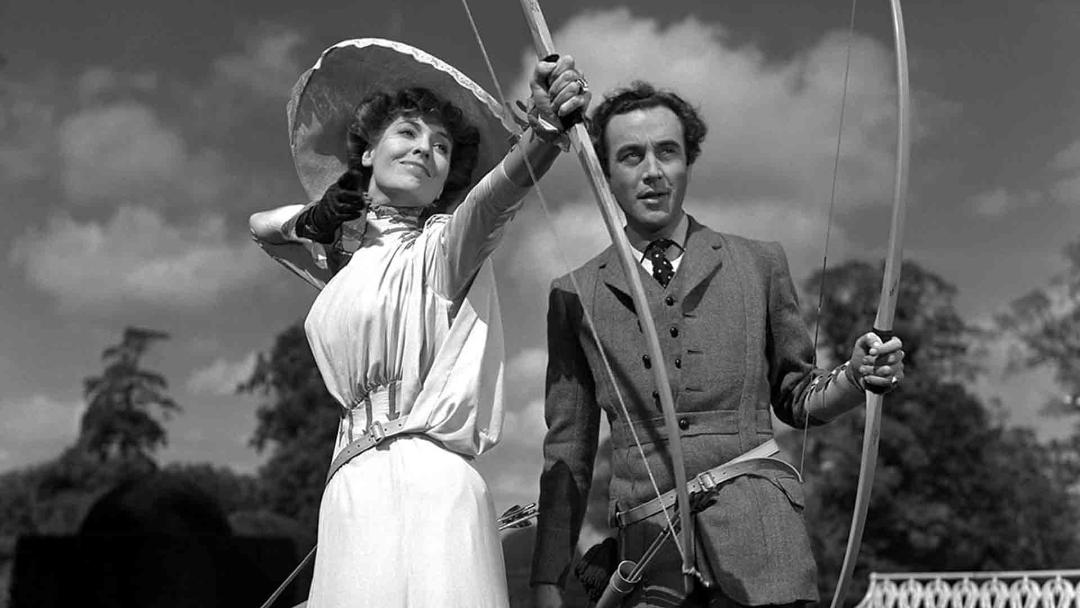 زن و مردی در حال تیراندازی با کمان در فیلم Kind Hearts and Coronets