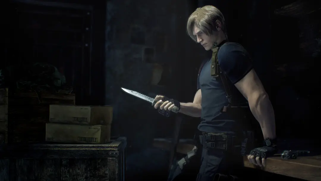 لیان اسکات کندی (Leon Scott Kennedy) مشغول تماشای یک چاقو در بازی Resident Evil 4