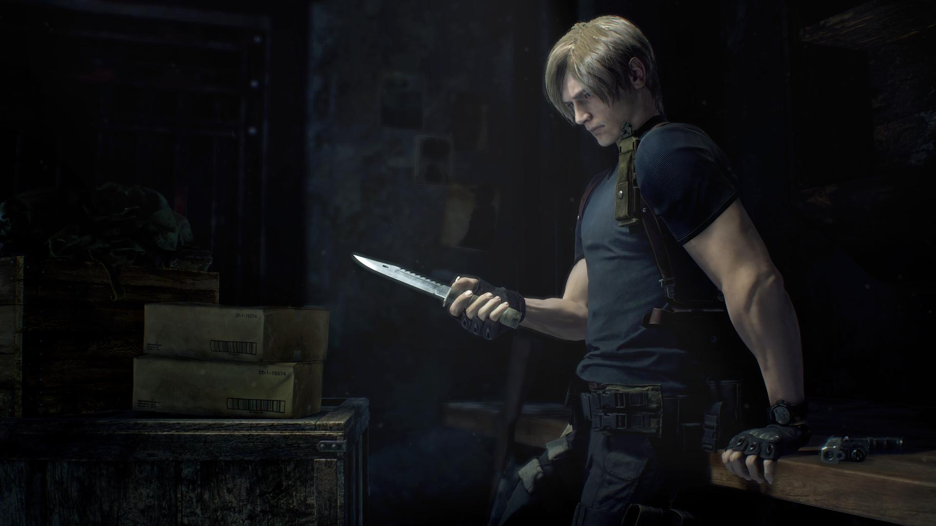 لیان اسکات کندی (Leon Scott Kennedy) مشغول تماشای یک چاقو در بازی Resident Evil 4