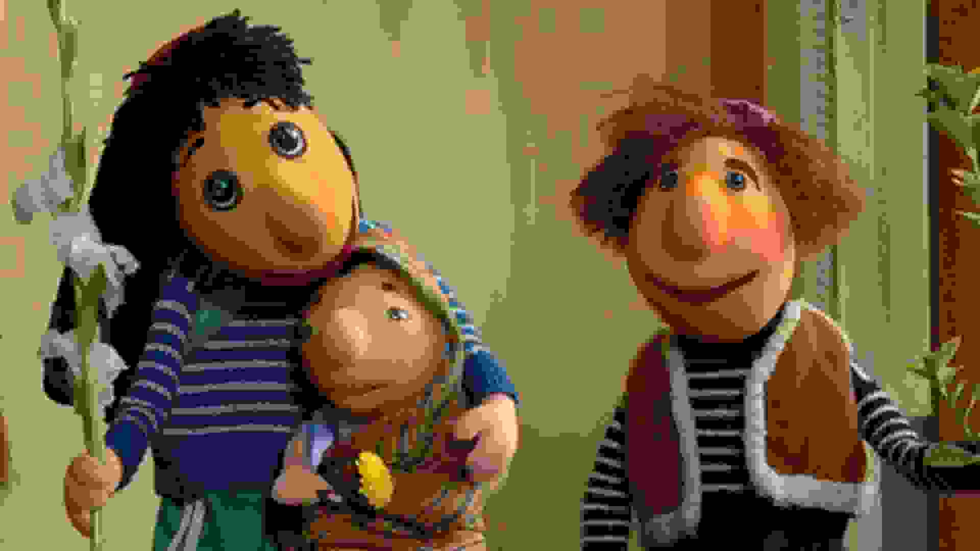 کلاه قرمزی در حال نگاه کردن