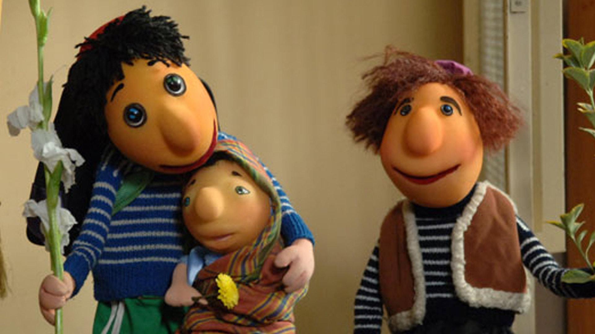 کلاه قرمزی در حال نگاه کردن