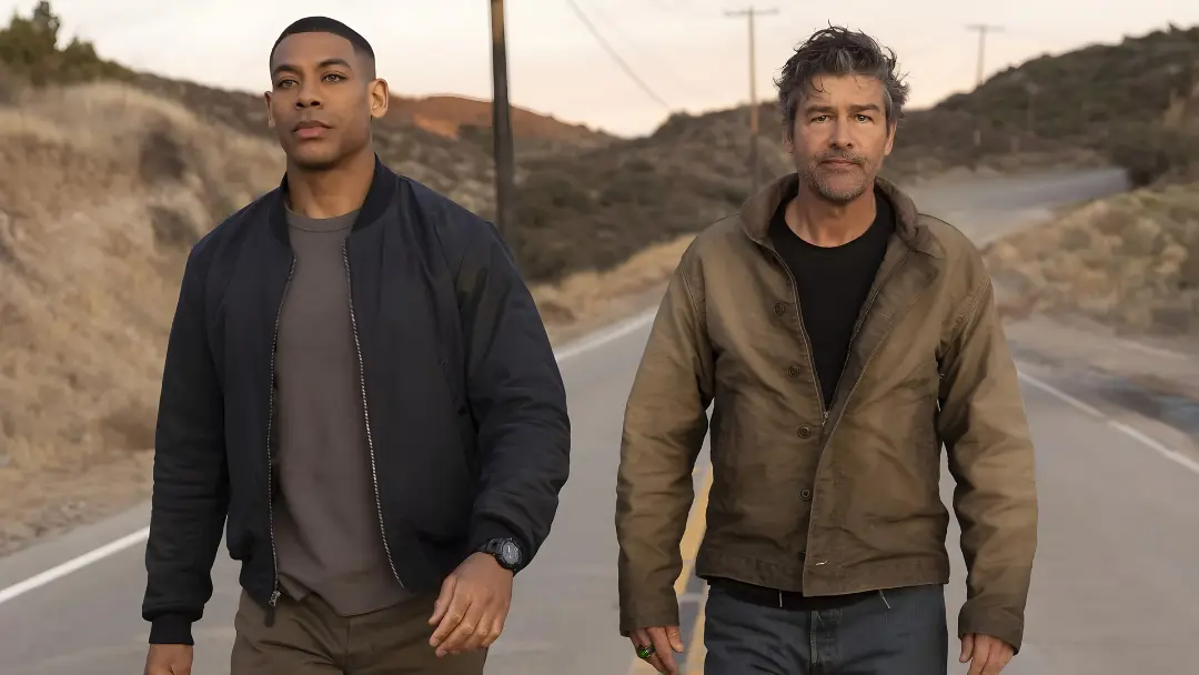 دو بازیگر مرد سریال Lanterns در یک جاده کویری