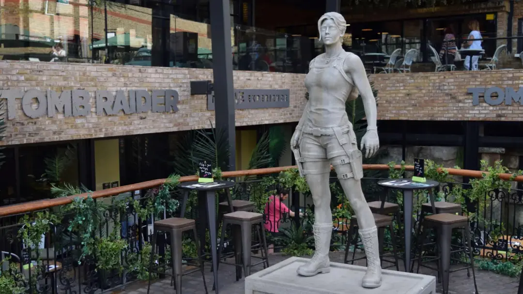 مجسمه ۲.۷ متری لارا کرافت (Lara Croft) در فضای باز