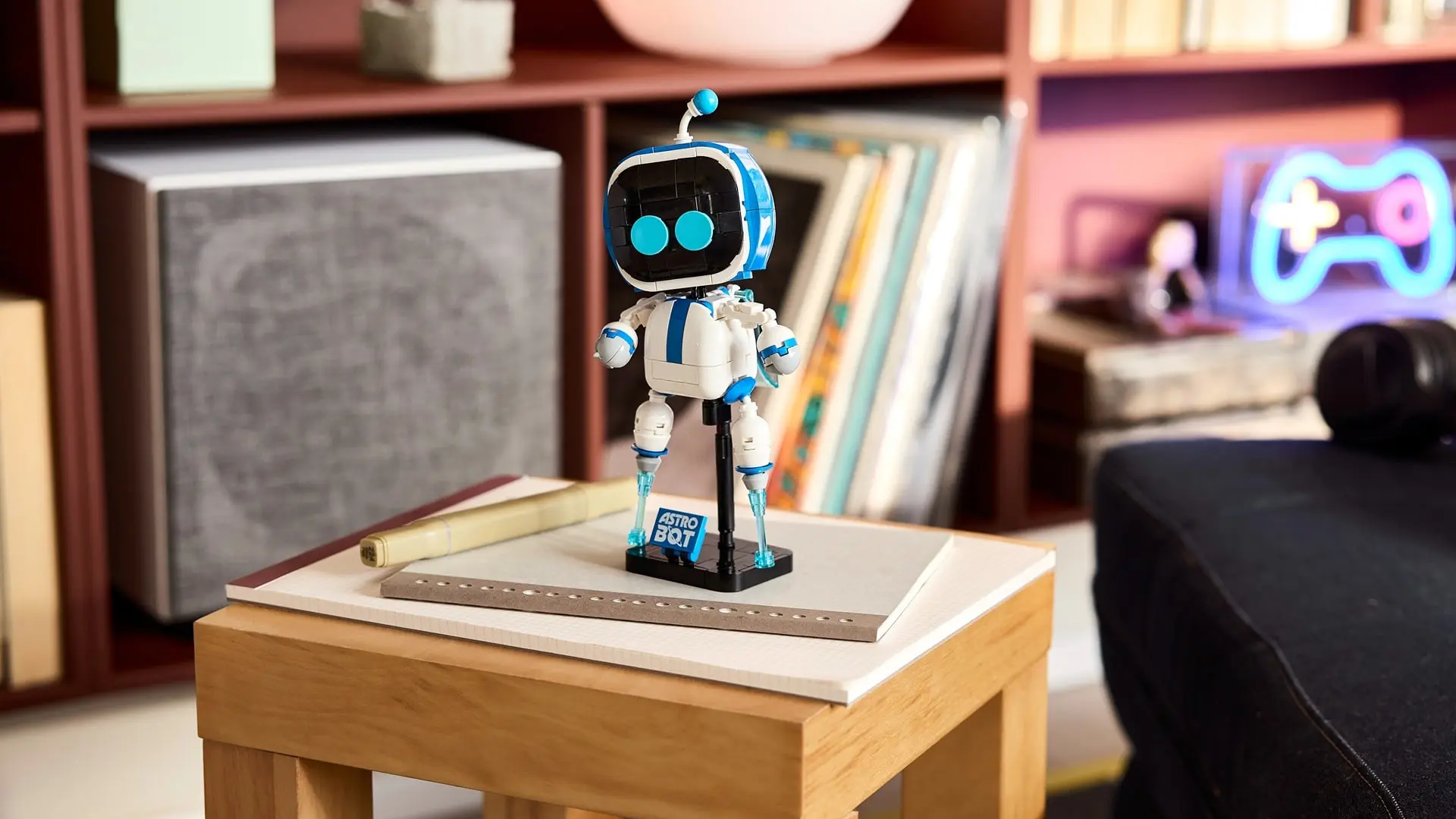 لگو آسترو بات (Astro Bot) روی یک میز چوبی قرار دارد