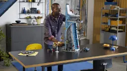 مدل لگو (LEGO) برج انتقام (Avengers Tower) روی میز کار 76269