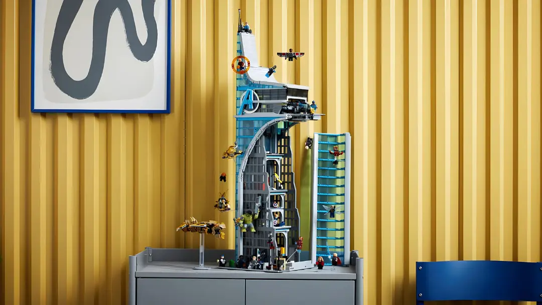 برج ایونتراست (Avengers Tower) ساخته شده با قطعات لگو (LEGO) همراه با فیگورهای ابرقهرمانان