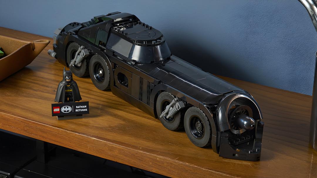 لگو بت‌موبیل (Batmobile) در حالت بت‌میسایل با فیگور بتمن