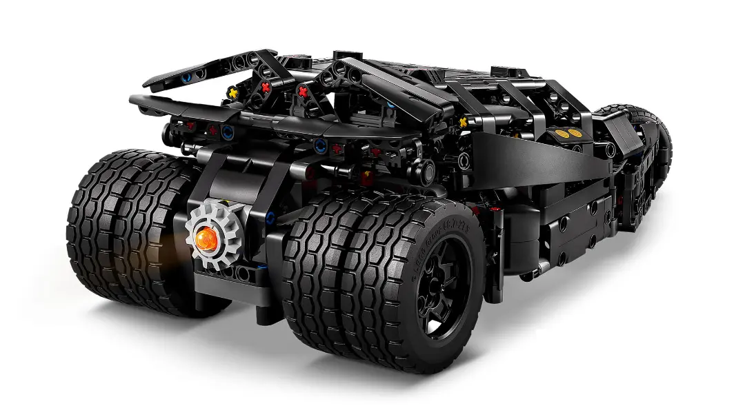 ماشین بت‌موبیل تاملر (Batmobile Tumbler) با روشن شدن قابلیت بوست