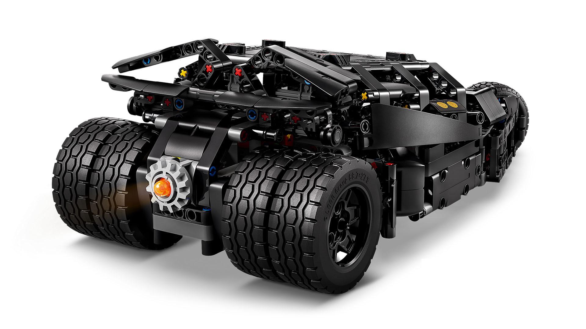 ماشین بت‌موبیل تاملر (Batmobile Tumbler) با روشن شدن قابلیت بوست