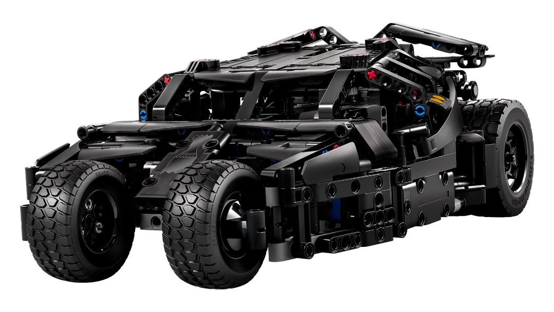 بت‌موبیل تاملر (Batmobile Tumbler) ساخته شده با قطعات لگو با چرخ‌های بزرگ سیاه
