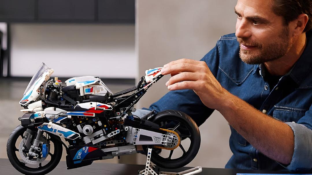 موتور سیکلت لگو بی‌ام‌و ام ۱۰۰۰ آر آر (LEGO® BMW M 1000 RR) روی میز