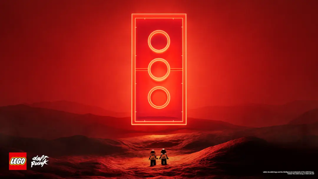 فیگورهای لگو (LEGO) دفت پانک (Daft Punk) در مقابل لوگوی درخشان قرمز