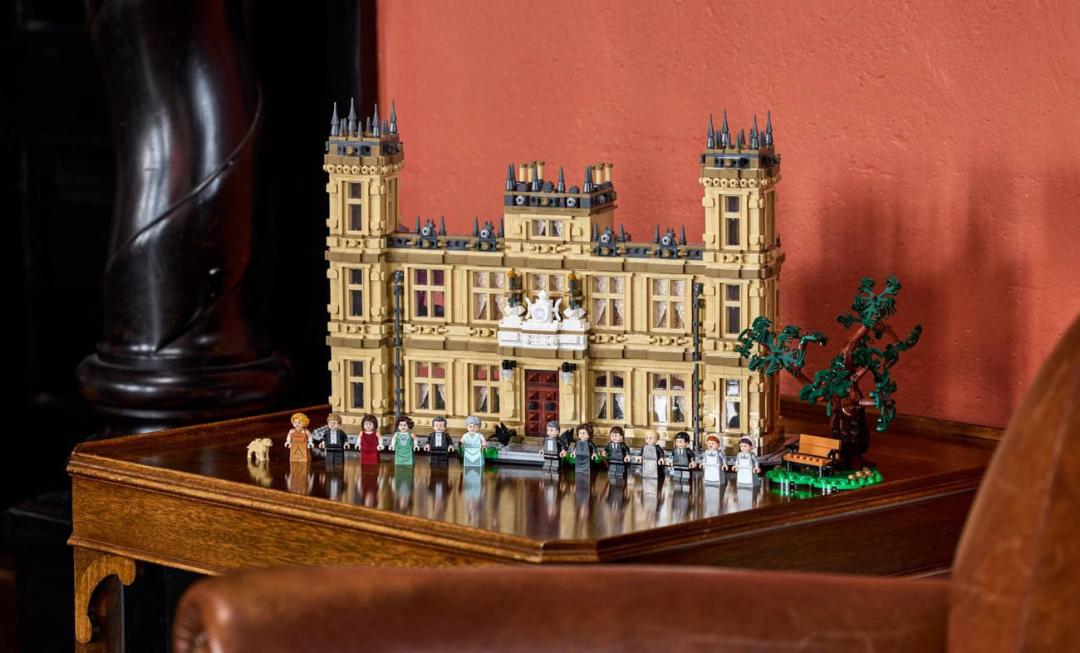 مدل لگو (LEGO) از عمارت باشکوه سریال Downton Abbey همراه با فیگورها