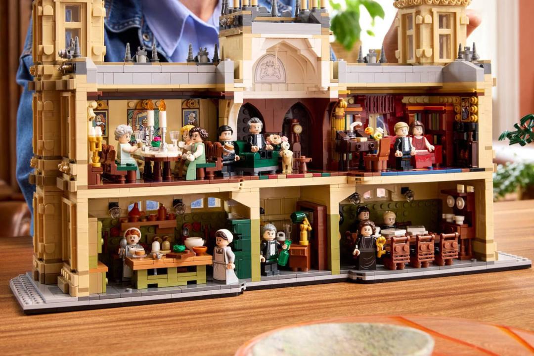 مدل لگو (LEGO) از عمارت تاریخی سریال Downton Abbey (داونتون ابی) با فیگورهای متنوع