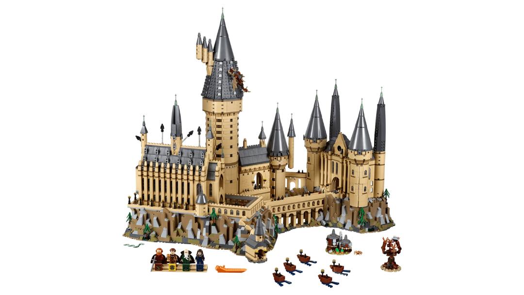 قصر هاگوارتز (Hogwarts Castle) ساخته شده با قطعات لگو (LEGO) همراه با فیگورهای شخصیت‌ها