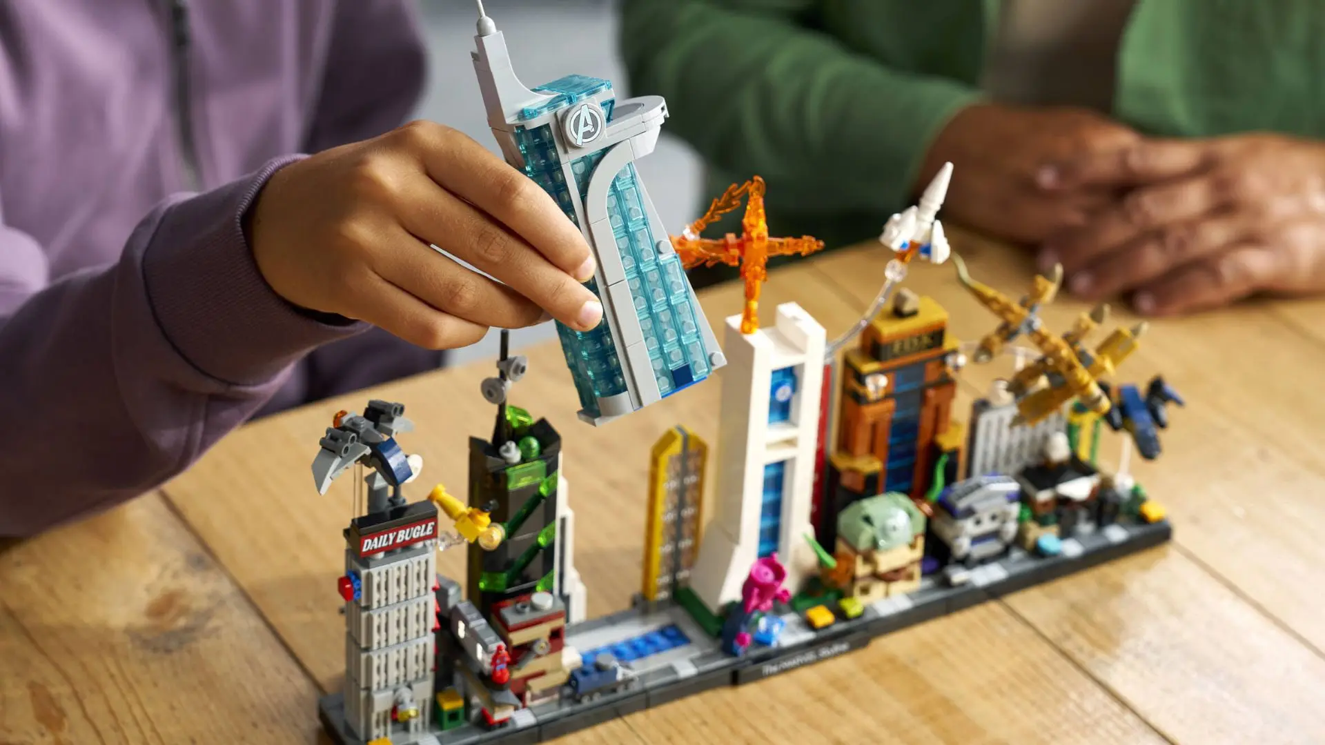 برج اونجرز (Avengers Tower) از مجموعه لگو مارول در دست یک فرد