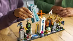 برج اونجرز (Avengers Tower) از مجموعه لگو مارول در دست یک فرد