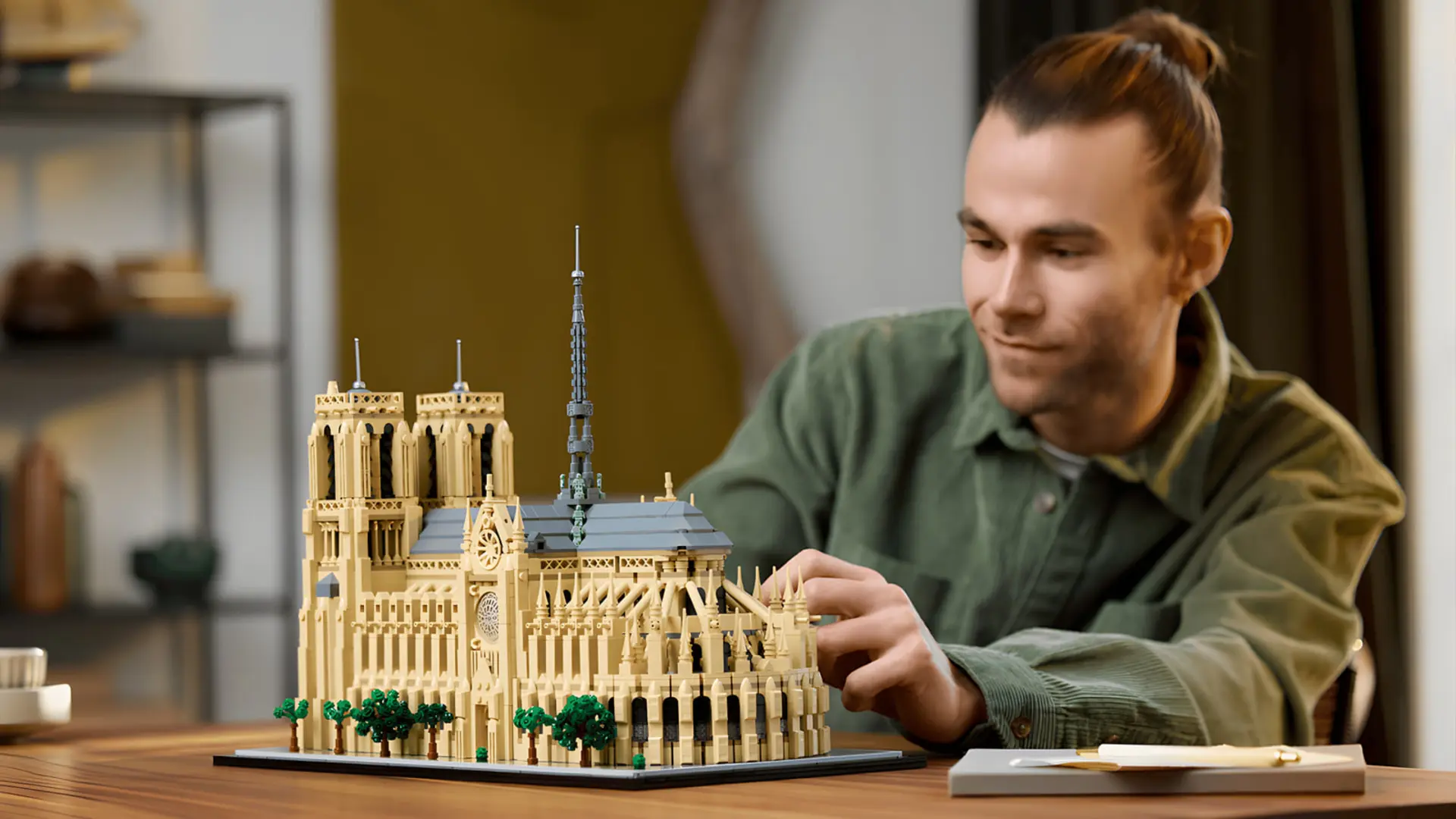مدل لگو (LEGO) از کلیسای جامع نوتردام (Notre-Dame de Paris) روی میز