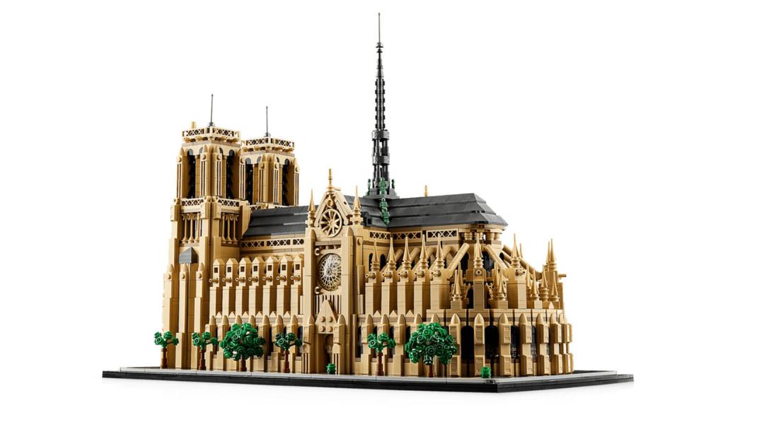 مدل لگو (LEGO) از کلیسای معروف نوتردام (Notre-Dame de Paris) با جزئیات معماری گوتیک