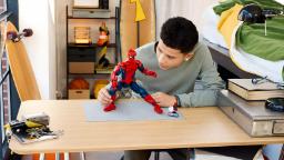 مجسمه لگو مرد عنکبوتی (Spider-Man) روی میز بازی