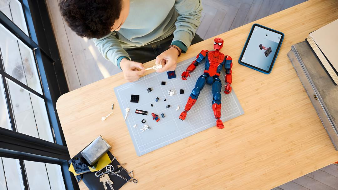 لگو مرد عنکبوتی (Spider-Man) مدل ۷۶۳۴۶ روی میز کار