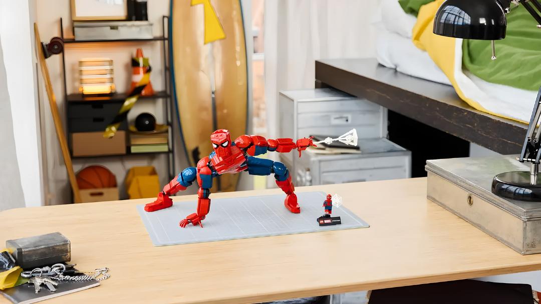 مجسمه لگو مرد عنکبوتی (Spider-Man) در حالت مبارزه روی میز
