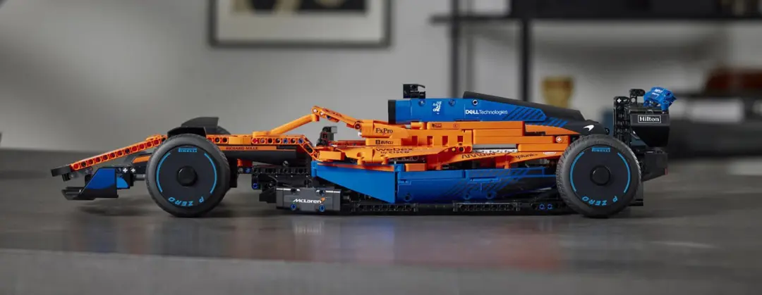 ماشین فرمول یک (F1) ساخته شده با قطعات لگو تکنیک (LEGO Technic) با رنگ نارنجی و آبی