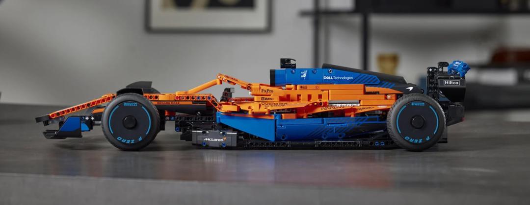 ماشین فرمول یک (F1) ساخته شده با قطعات لگو تکنیک (LEGO Technic) با رنگ نارنجی و آبی