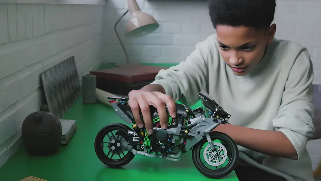 مدل لگو تکنیک (LEGO Technic) موتورسیکلت کاوازاکی نینجا (Kawasaki Ninja H2R) روی میز