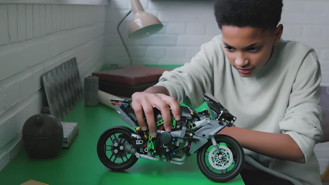 مدل لگو تکنیک (LEGO Technic) موتورسیکلت کاوازاکی نینجا (Kawasaki Ninja H2R) روی میز