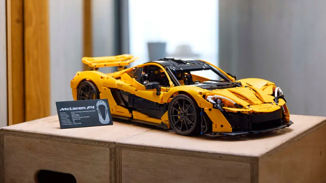 مدل لگو تکنیک (LEGO Technic) خودروی مک‌لارن P1 (McLaren P1) با قطعات زرد رنگ