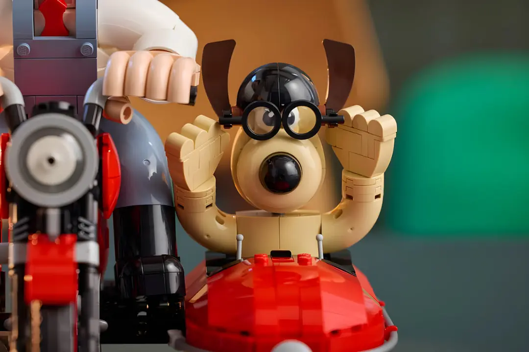عروسک لگو (LEGO) والاس (Wallace) با کلاه ایمنی و عینک در کنار موتورسیکلت