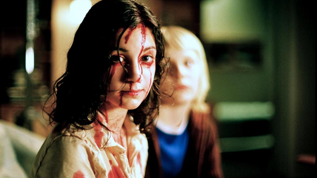لینا در حال نگاه کردن در فیلم Let the right one in