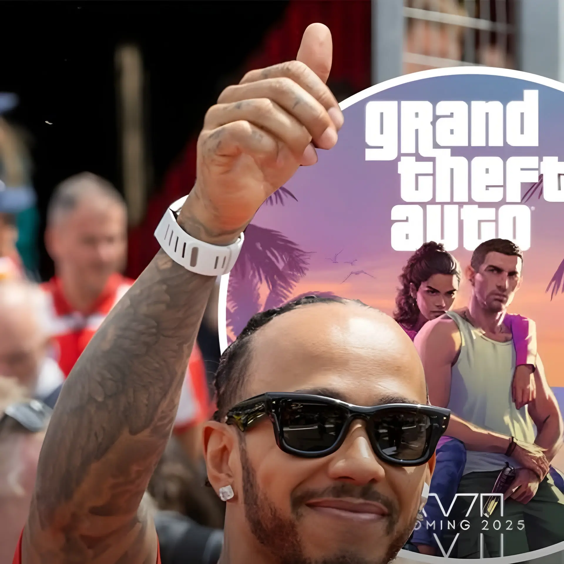 لوئیس همیلتون در کنار پوستر بازی GTA 6