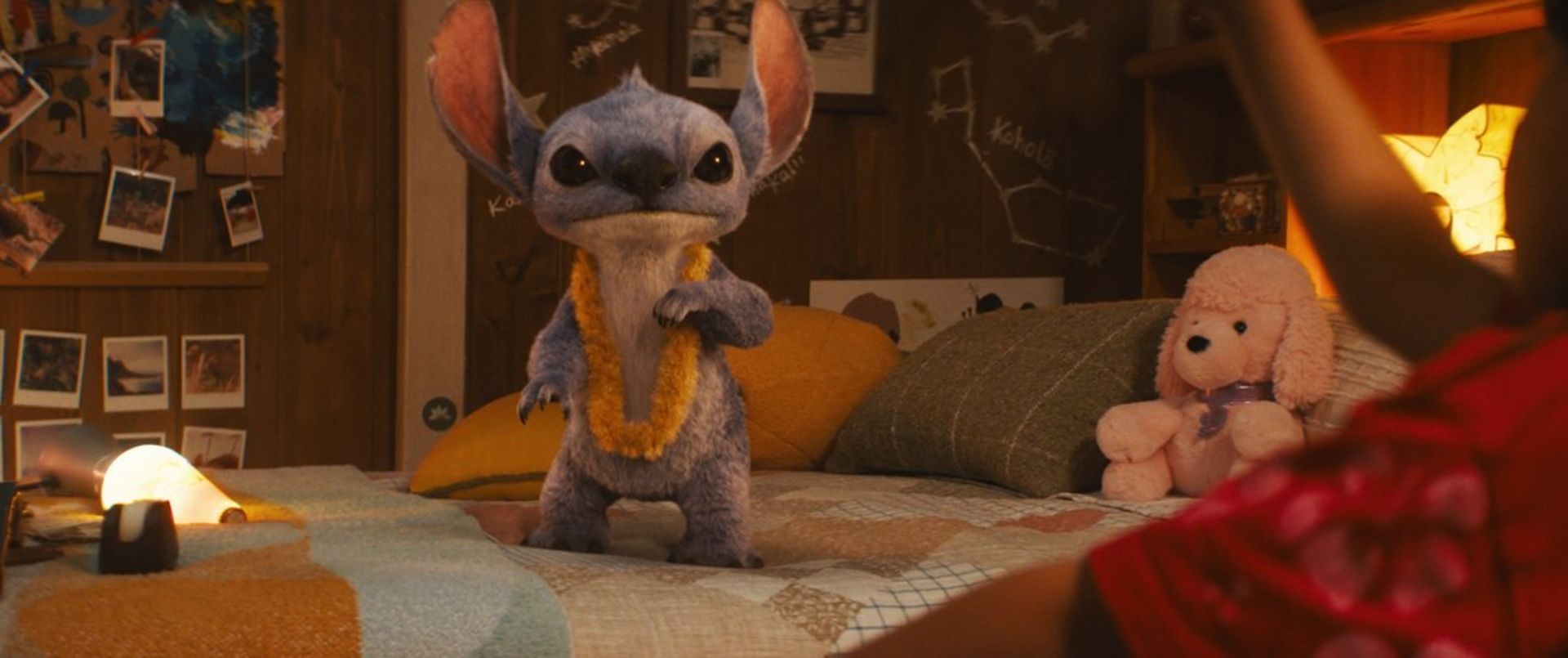 ظاهر بامزه استیچ روی تخت در فیلم Lilo and Stitch