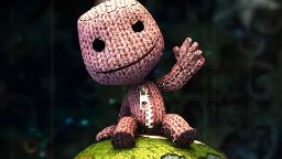 شخصیت ساک‌بوی (Sackboy) از بازی LittleBigPlanet روی یک تپه سبز