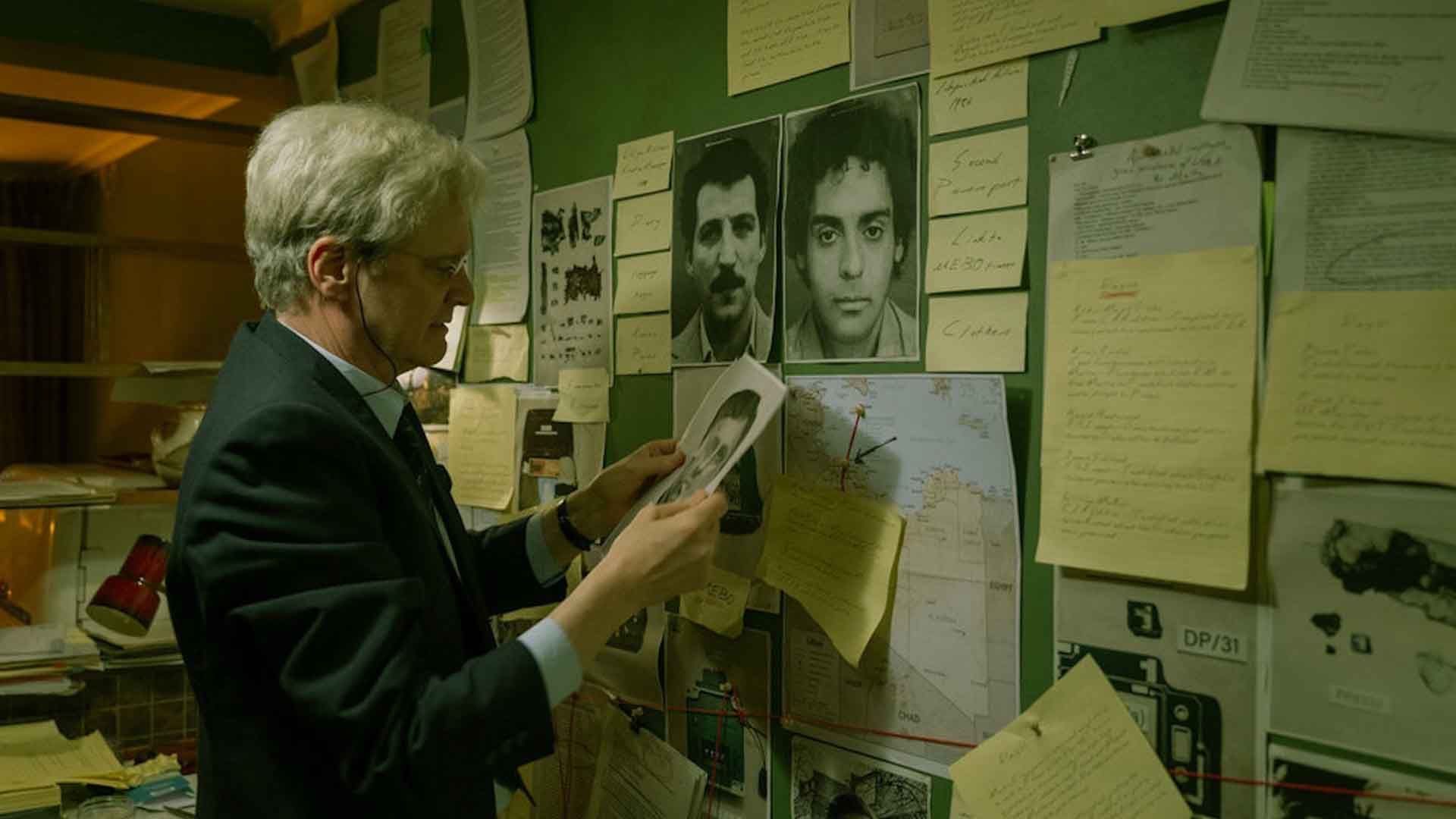 جیم سوایر در حال جمع‌آوری مدارک در سریال Lockerbie: A Search for Truth